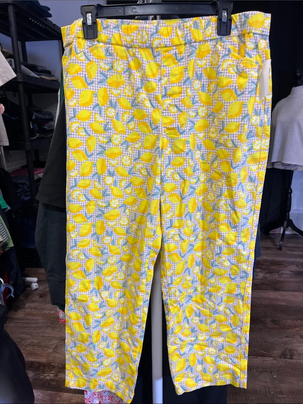 Womenโs 14 Lands' End Yellow Lemon-Print Chinos